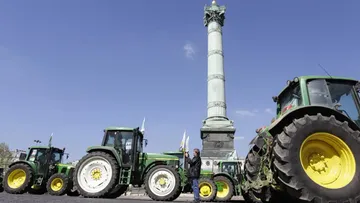 Протесты французских фермеров на тракторах в 2015 году (фотография носит иллюстративный характер)