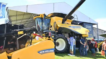 Зерноуборочный комбайн New Holland CR на выставке Rural Coopave в Бразилии