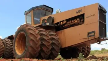 Трактор ACO 600 Oubaas 820 л.с. — один из самых мощных в мире