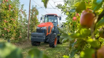 Трактор Kubota M5002 Narrow в саду