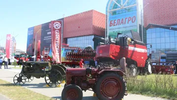 Экспозиция ретро-тракторов на БЕЛАГРО-2022