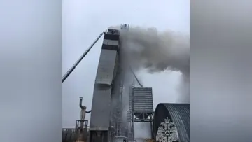 Крупный пожар уничтожил зерносушилку в селе Кардилово Оренбургской области
