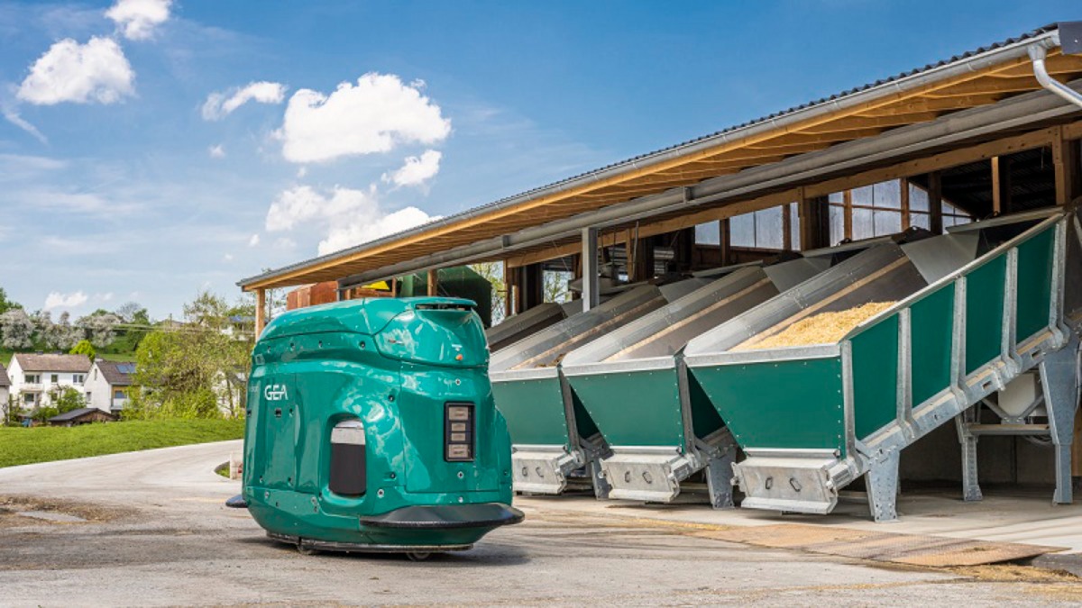 Новый автономный робот GEA DairyFeed F4500 для животноводства