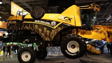 Комбайн New Holland CX в необычном дизайне на выставке SIMA-2022 в Париже