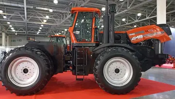 Внешний вид китайского трактора KAT 4404 от бренда KAT Agricultural Equipment на выставке АГРОСАЛОН-2022 в России
