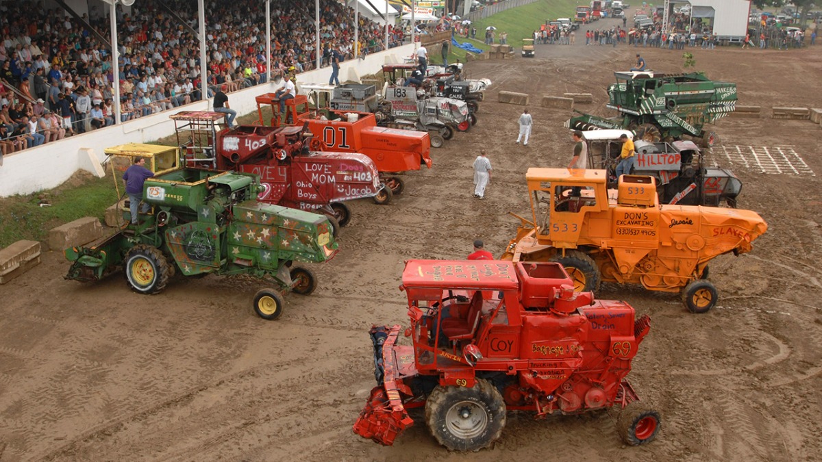 В США прошли бои на старых комбайнах Combine Demolition Derby 2023 -  glavpahar.ru