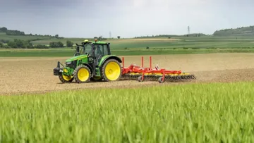 Штригельная борона Pöttinger TINECARE V 12200 MASTER в агрегате с трактором John Deere