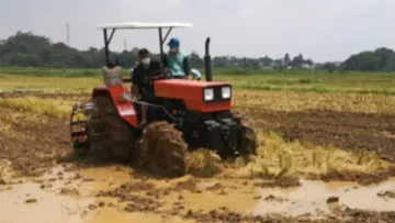 Трактор BELARUS в поле