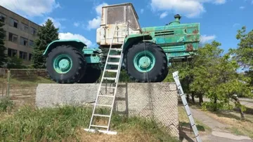 Памятник трактору Т-150 в Васильевке Запорожской области, подлежащий реставрации