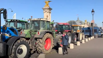 Тракторы выехали на улицы Парижа в рамках акции протеста фермеров