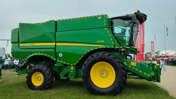 Зерноуборочный комбайн John Deere S770 на выставке Золотая Нива 2024