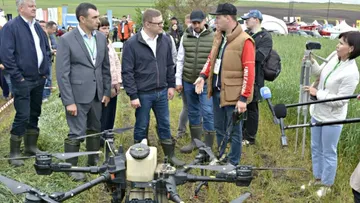 В рамках выставки День поля в Челябинской области губернатору региона показали современные агродроны