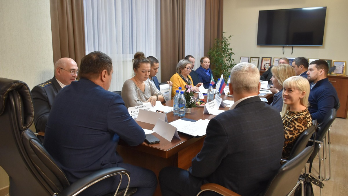 В Минсельхозпроде Хакасии прошла встреча с руководителями учебных организаций, где готовят трактористов-машинистов