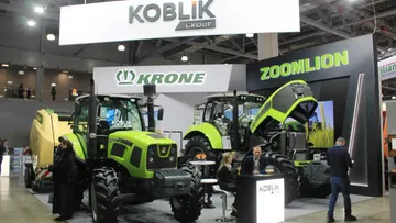 Экспозиция дилера сельхозтехники КУЗНИЦА на выставке АГРОС-2023: тракторы Zoomlion и пресс-подборщик Krone
