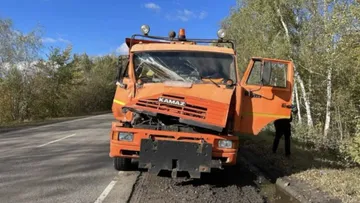 Грузовой автомобиль КАМАЗ, пострадавший в ДТП с трактором Беларус и тыквенным прицепом под Воронежем