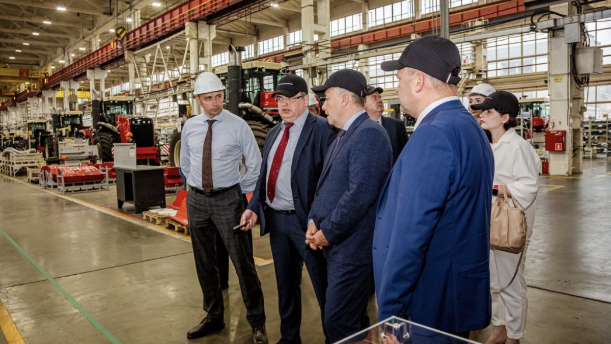 Делегация Иркутской области посетила производственные цеха Ростсельмаш