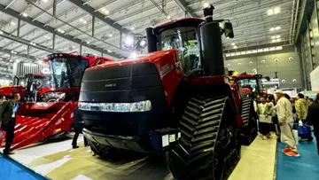 Гусеничный 530-сильный трактор Case IH Quadtrac 5302 на выставке сельхозтехники CIAME-2024 в Китае