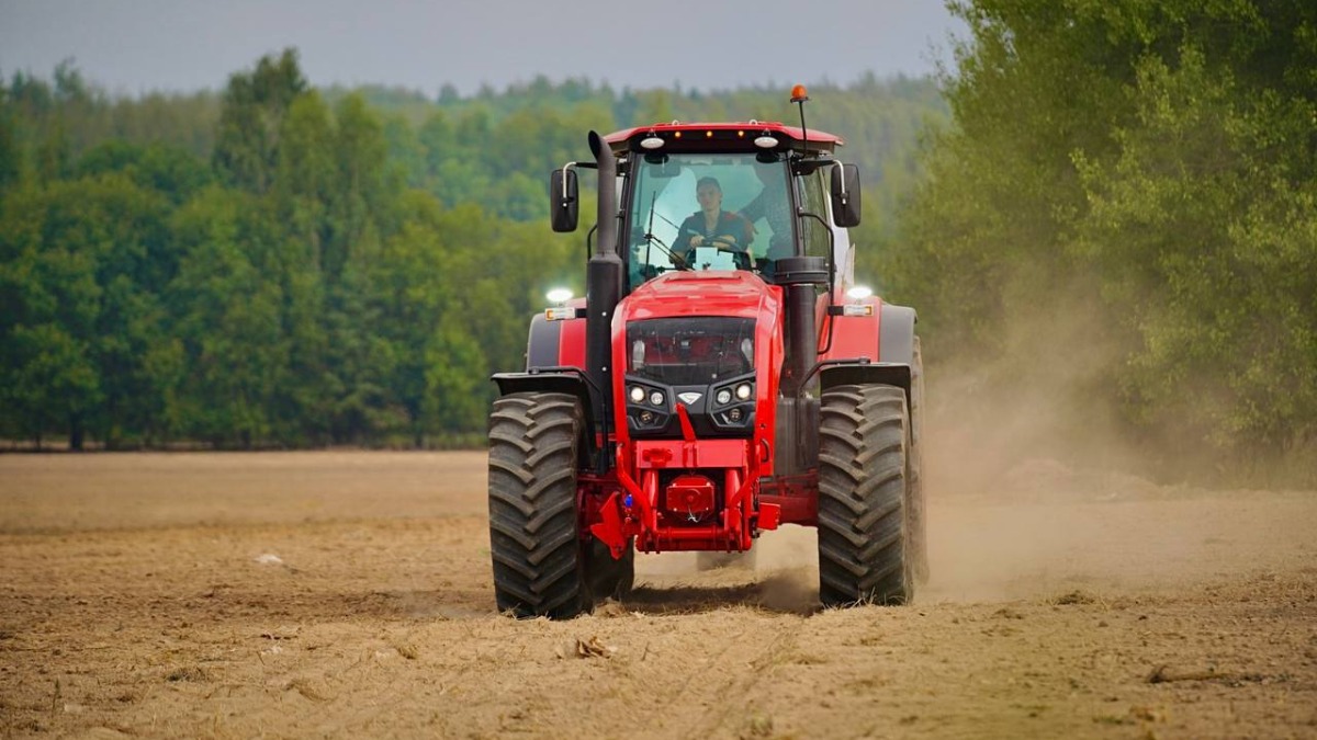 Трактор BELARUS 3023 с электромеханической трансмиссией в работе