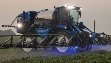 Новый самоходный опрыскиватель Guardian SP310F от New Holland в поле