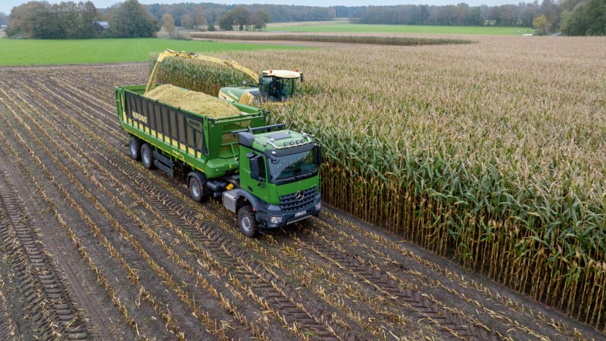 Полуприцеп Krone GX 520 AgriLiner, установленный в задней части грузовика