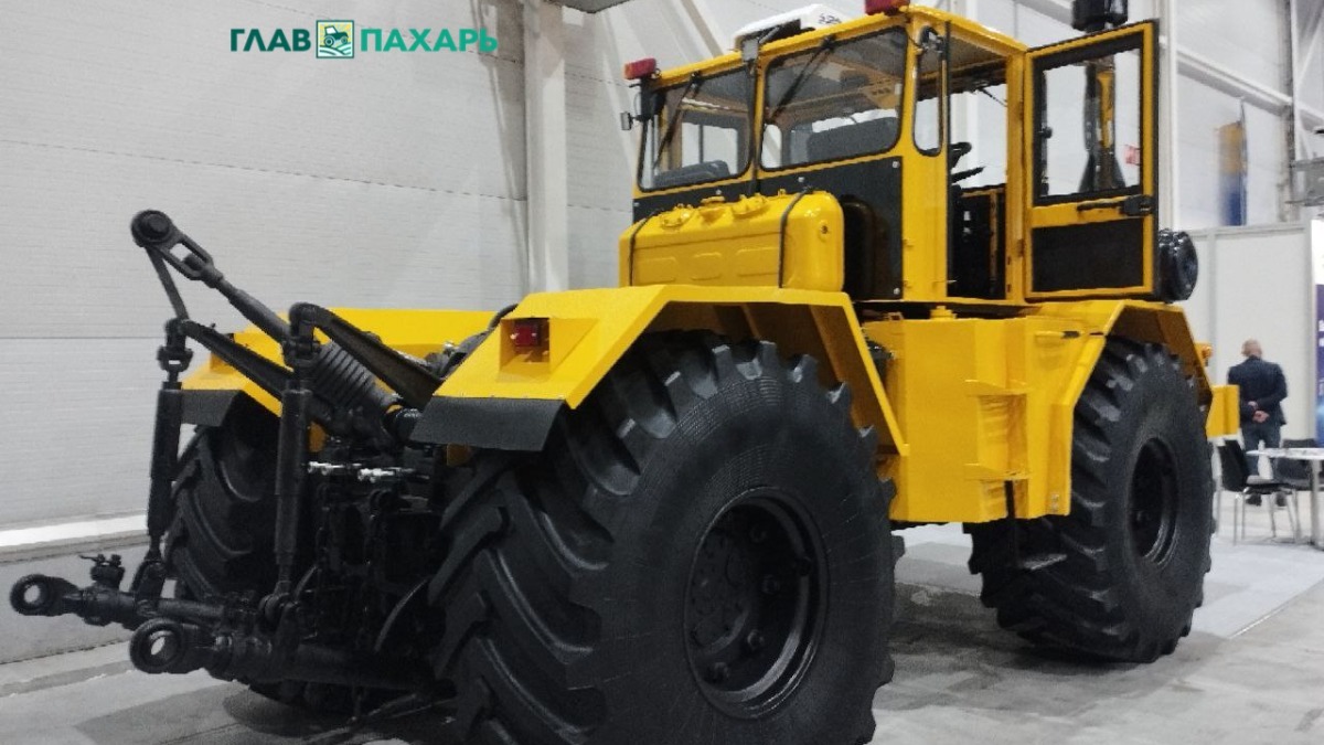 Трактор К-700А вид сзади