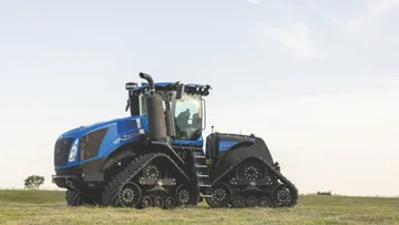 Гусеничный трактор New Holland T9 SmartTrax с PLM Intelligence модельного ряда 2025 года