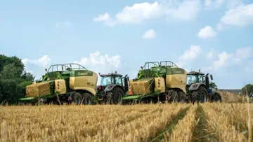 Пресс-подборщики BiG Pack 1290 HDP II компании KRONE в работе