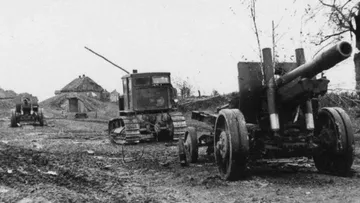Гусеничный трактор и артиллерийская пушка времен Великой Отечественной войны