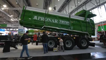 Новый полуприцеп Pronar T8724 на выставке Agritechnica 2023