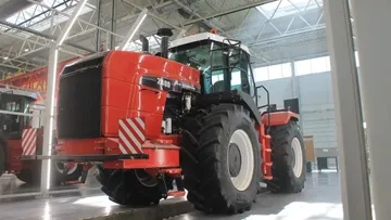 Трактор Ростсельмаш 2000 серии на новом тракторном заводе в Ростове-на-Дону