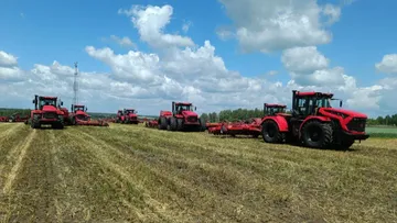 Тракторы КИРОВЕЦ от Петербургского тракторного завода на полях в Алтайском крае