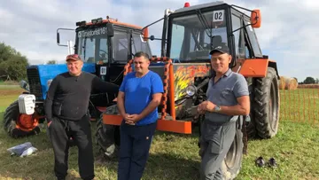 Участники гонки на тракторах в рамках 9-го Открытого чемпионата России по пахоте