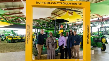 Машины John Deere на аграрной выставке Nampo в 2022 году под лозунгом самые популярные тракторы Южной Африки