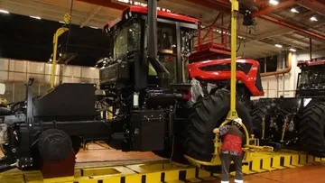 Установка колес на трактор КИРОВЕЦ на Петербургском тракторном заводе 
