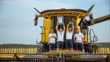 Жюри из Книги рекордов Гиннесса и четыре рекордсмена на зерноуборочном комбайне New Holland CR8.90 в Румынии