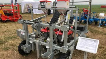 4-рядная машина VPTS-4 Semirec для автоматической высадки рассады  лука, салата и других овощных культур 