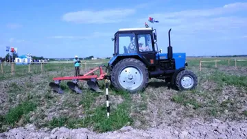 Символический старт пахоты республиканского конкурса пахарей в Беларуси (фотография 2022 года)