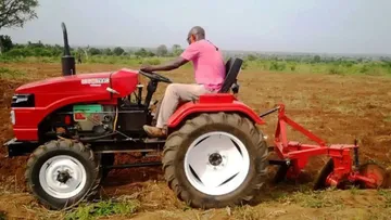 Демонстрация использования изобретателем минитрактора Logoutrac на кукурузном поле в Того