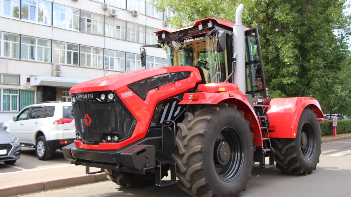Трактор Кировец К-7М на производственной базе Петербургского тракторного завода