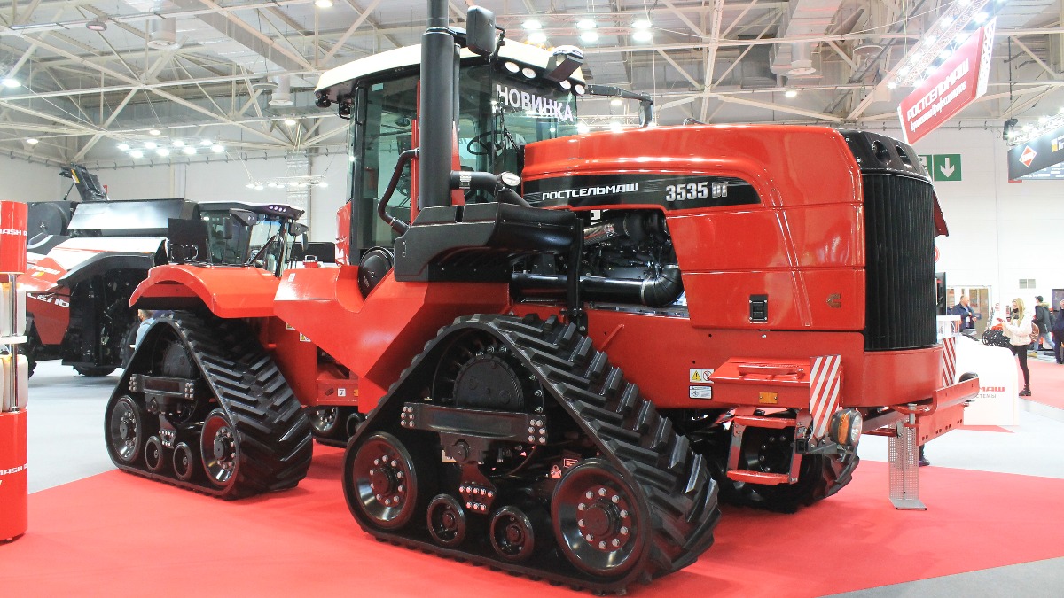 Трактор с шарнирно-сочлененной рамой RSM 3535 DT на выставке ЮГАГРО-2021