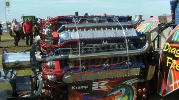 Трактор Dragon Fire (Огнедышащий дракон) с двигателем М503 Звезда - 42 цилиндра, 8000 л.с., рабочий объем  — 143,6 л,  на соревнованиях в Германии