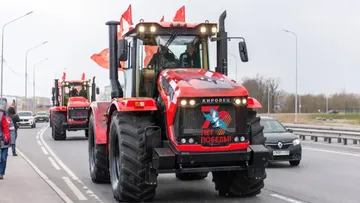 Трактор Кировец К-7М от Петербургского тракторного завода на памятном пробеге