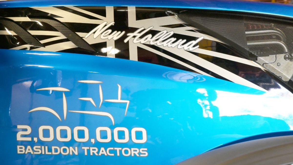 Логотип на капоте New Holland T7.225