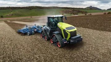 Новый гусеничный трактор CLAAS XERION 12.650 в поле