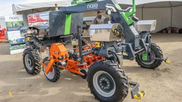 Автономный трактор Naio Technologies для обработки посевов на выставке в США, 2023 год