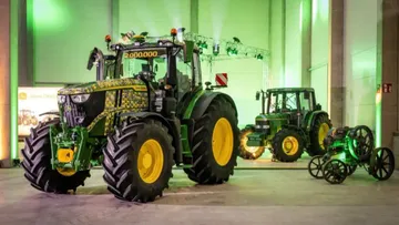 Юбилейный двухмиллионный трактор сошел с конвейера завода John Deere в Мангейме