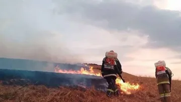  В Хакасии загорелся трактор, перевозивший сено, после чего пожар перекинулся на траву