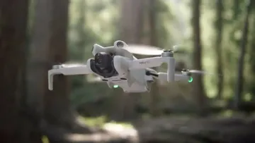 Новый дрон Mini 4 Pro от DJI в полёте