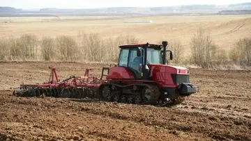 Гусеничный трактор BELARUS от МТЗ в поле