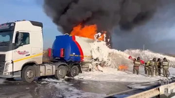 Тушение топливовоза на дороге между Кемерово и Новокузнецком после столкновения Volvo и Scania